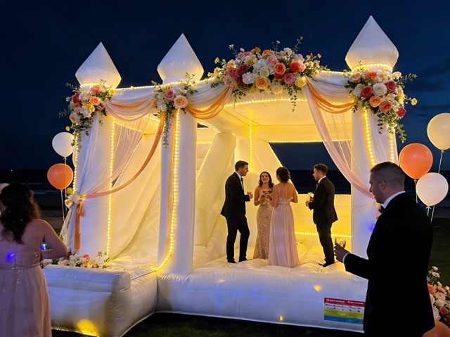 Commercial inflatable white wedding bounce house for luxury events