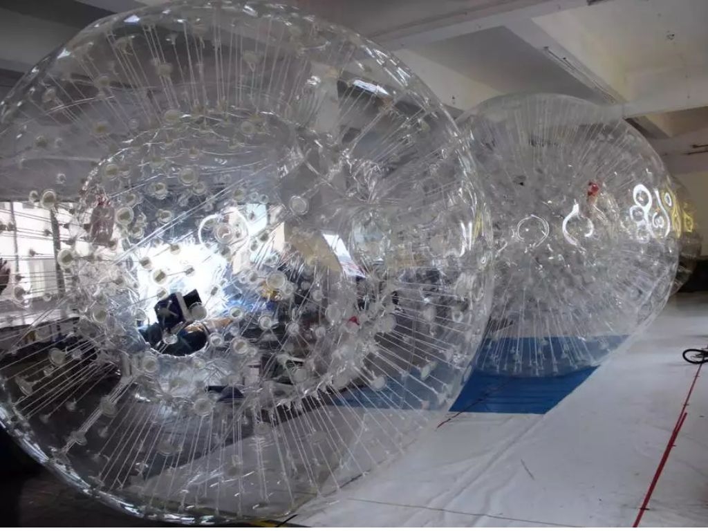 Inflatable roller