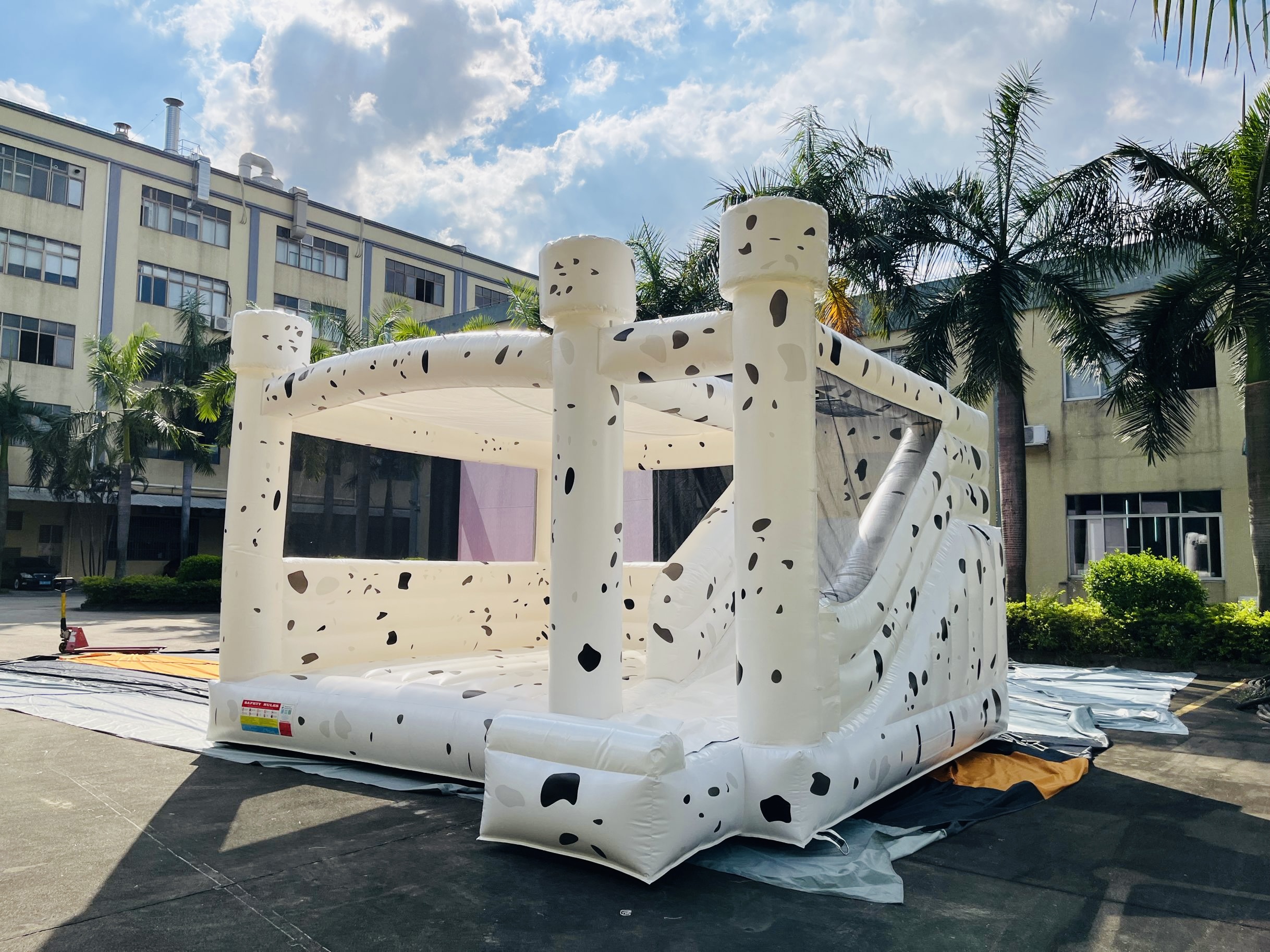 inflatable bouncer slide with pool
