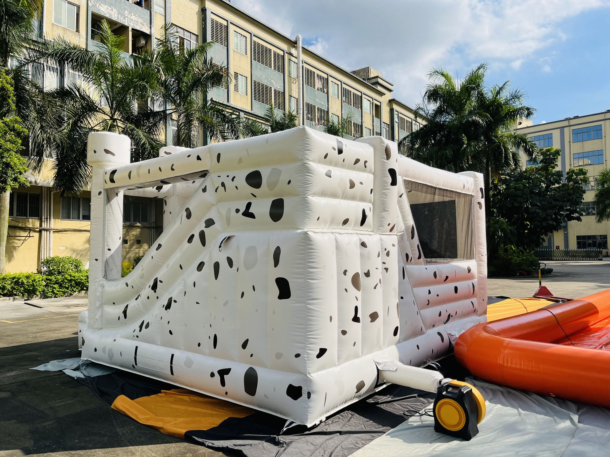 inflatable bouncer slide with pool