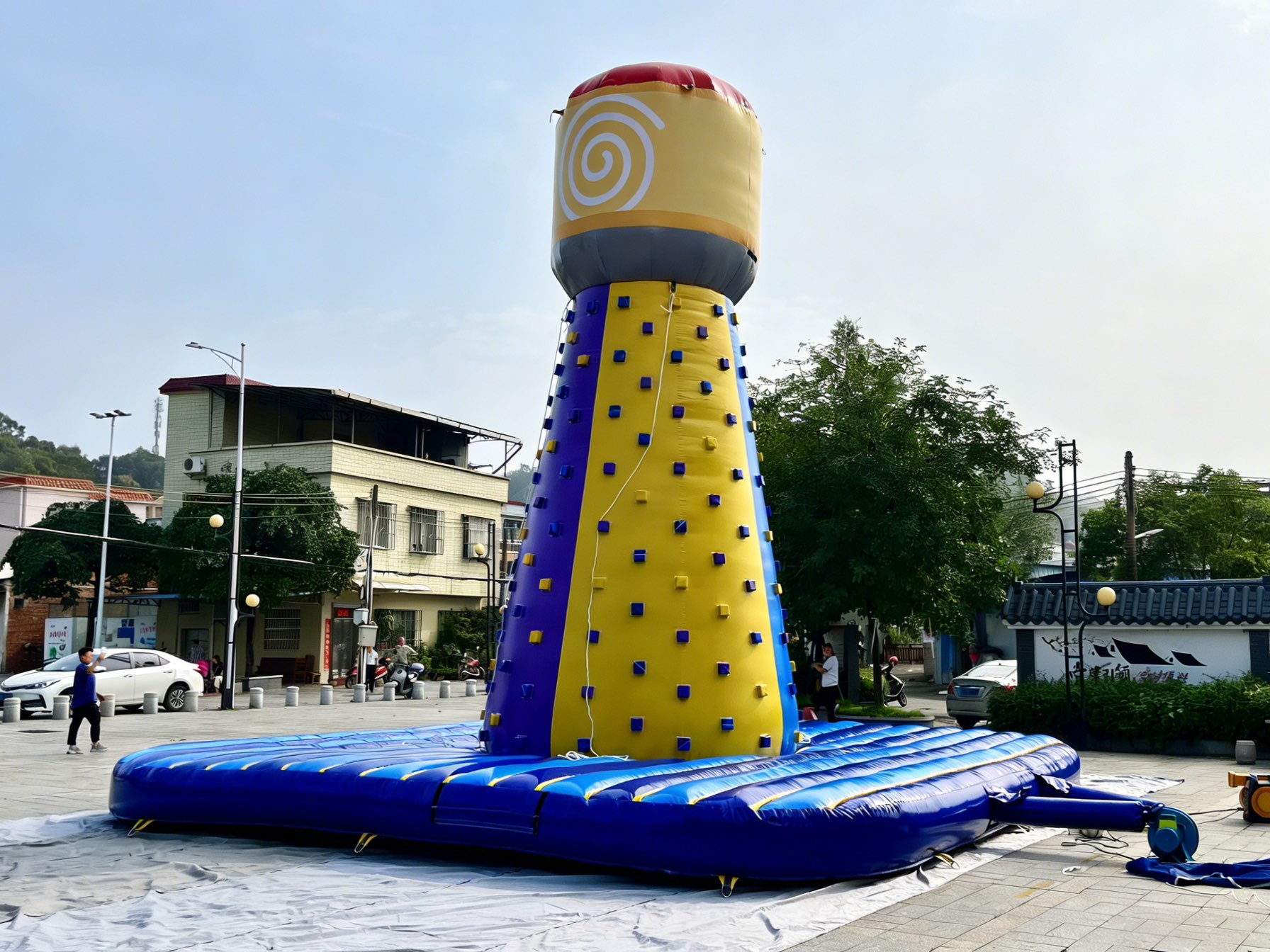 Inflatable climbing game interactive view